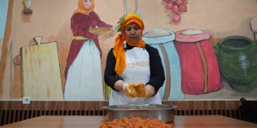 esine-destek-olmak-icin-patronluk-gorevini-ustlenmek-QvD8gHY2.jpg
