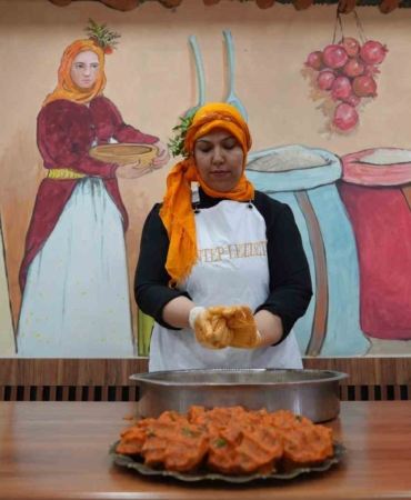 esine-destek-olmak-icin-patronluk-gorevini-ustlenmek-QvD8gHY2.jpg