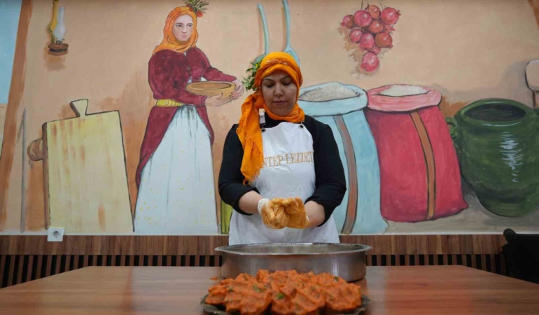 esine-destek-olmak-icin-patronluk-gorevini-ustlenmek-QvD8gHY2.jpg
