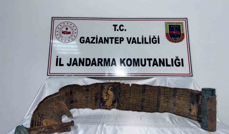 gaziantepte-piton-derisinden-ibranice-yazili-kitap-ele-gecirildi-1-gozalti-j9d1mmhT.jpg