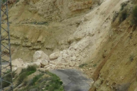 gercuste-dev-kayalar-yolu-engelledi-t9Drw9CO.jpg