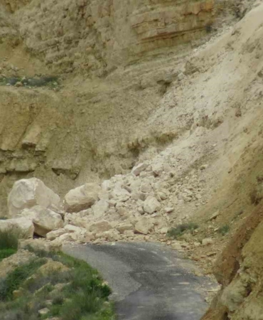 gercuste-dev-kayalar-yolu-engelledi-t9Drw9CO.jpg