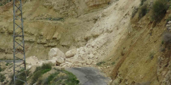 Gercüş’te Dev Kayalar Yolu Engelledi