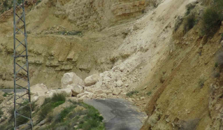gercuste-dev-kayalar-yolu-engelledi-t9Drw9CO.jpg