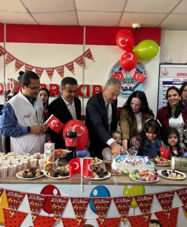 hastanede-23-nisan-coskusu-minik-hastalar-icin-surpriz-bayram-etkinligi-cA2EfMT5.jpg