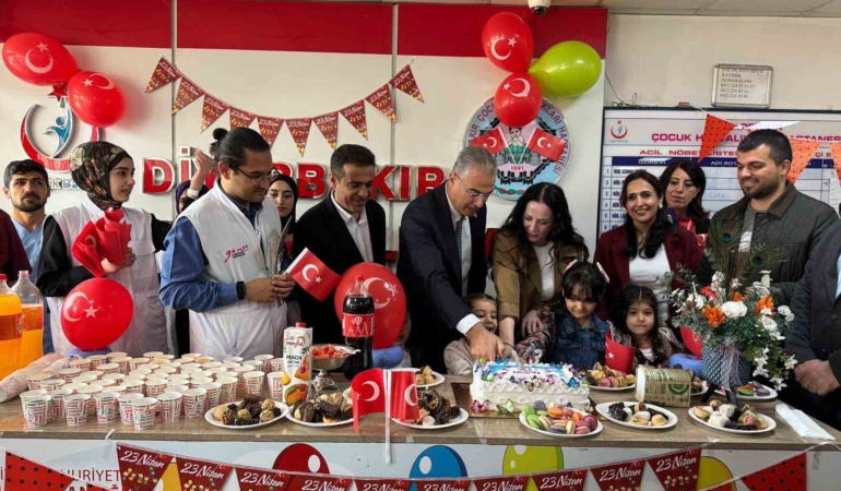 hastanede-23-nisan-coskusu-minik-hastalar-icin-surpriz-bayram-etkinligi-cA2EfMT5.jpg