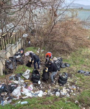 hazar-golu-sahilinde-10-ton-cop-temizligi-gerceklesti-v1HY19Se.jpg