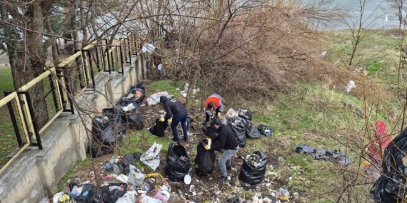 Hazar Gölü Sahilinde 10 Ton Çöp Temizliği Gerçekleşti