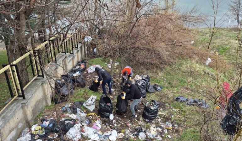 hazar-golu-sahilinde-10-ton-cop-temizligi-gerceklesti-v1HY19Se.jpg