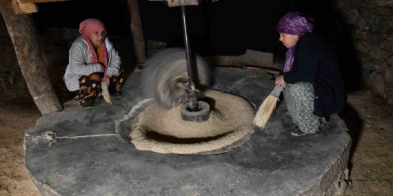 Hizan’da Asırlık Su Değirmeni ile Doğal Pirinç Üretimi Devam Ediyor
