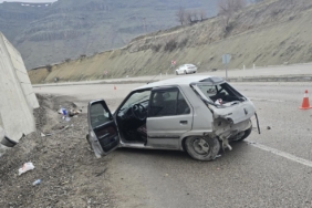 istinat-duvarina-carpan-kontrolden-cikan-otomobil-1-yarali-TuJExdiz.jpg