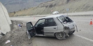 istinat-duvarina-carpan-kontrolden-cikan-otomobil-1-yarali-TuJExdiz.jpg