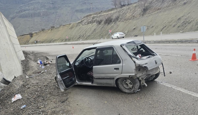 istinat-duvarina-carpan-kontrolden-cikan-otomobil-1-yarali-TuJExdiz.jpg