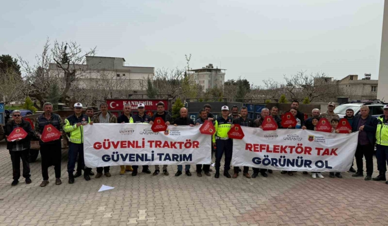 jandarma-300-traktor-surucusune-egitim-verdi-ve-600-reflektor-dagitti-Dxqtf7NE.jpg
