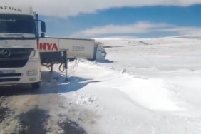 karsta-kayan-tir-yolcu-seferlerini-durdurdu-3bDdClZg.jpg