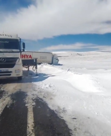 karsta-kayan-tir-yolcu-seferlerini-durdurdu-3bDdClZg.jpg