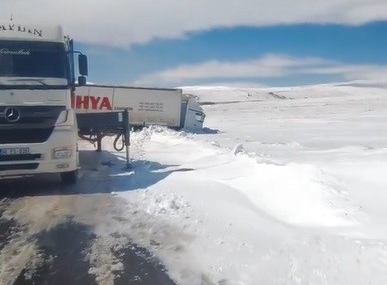 Kars’ta Kayan Tır Yolcu Seferlerini Durdurdu