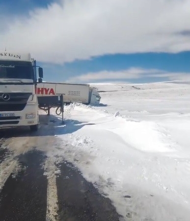 karsta-kayan-tir-yolcu-seferlerini-durdurdu-3bDdClZg.jpg