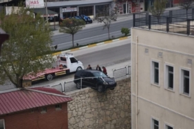 kontrolden-cikan-arac-istinat-duvarinda-asili-kaldi-heyecan-dolu-anlar-3E1dQEdn.jpg