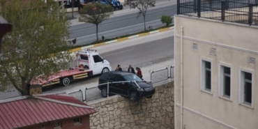 kontrolden-cikan-arac-istinat-duvarinda-asili-kaldi-heyecan-dolu-anlar-3E1dQEdn.jpg
