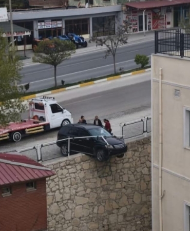 kontrolden-cikan-arac-istinat-duvarinda-asili-kaldi-heyecan-dolu-anlar-3E1dQEdn.jpg
