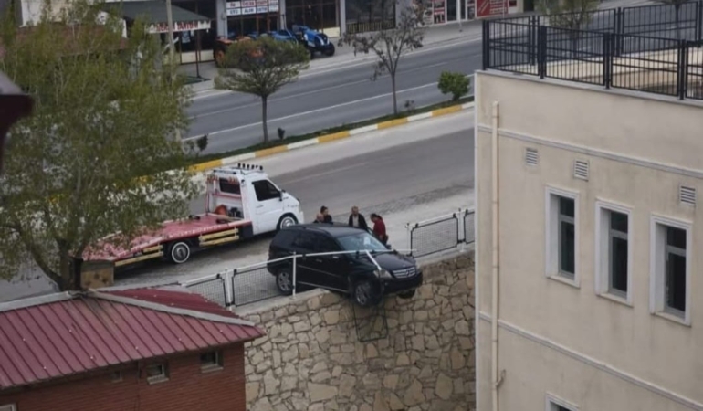 kontrolden-cikan-arac-istinat-duvarinda-asili-kaldi-heyecan-dolu-anlar-3E1dQEdn.jpg