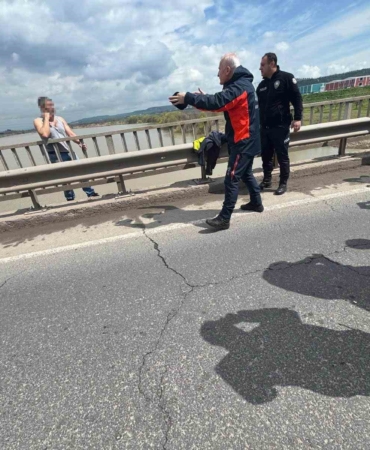 kopruden-atlama-tehdidi-afad-ve-polis-ekipleri-mudahalede-bulundu-Ve5MyWeM.jpg
