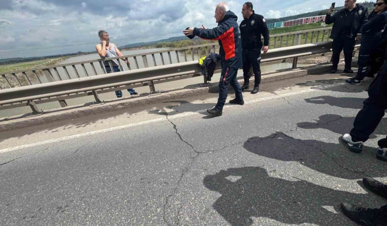 kopruden-atlama-tehdidi-afad-ve-polis-ekipleri-mudahalede-bulundu-Ve5MyWeM.jpg