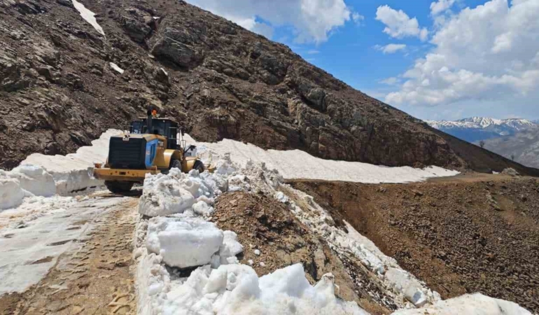 kulptaki-cig-ve-heyelan-sonrasi-yol-onarimlari-devam-ediyor-zD3ja5SB.jpg