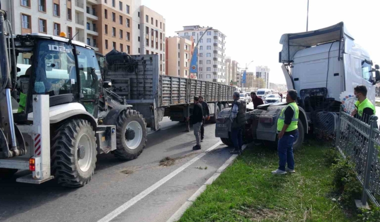 malatyada-cekicinin-refuje-cikmasi-sonucu-trafik-durduruldu-FResfjkC.jpg