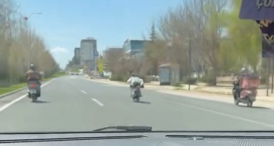 Motosikletin Üzerine Yatarak Canını Hiçe Sayan Kişi