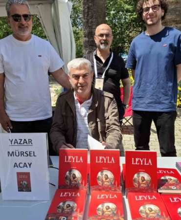 mursel-acay-izmir-kitap-fuarinda-okurlariyla-bulustu-3Mn89cN3.jpg