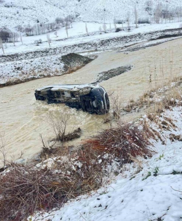 musta-minibus-dereye-uctu-8-kisi-yaralandi-tfalWHgH.jpg