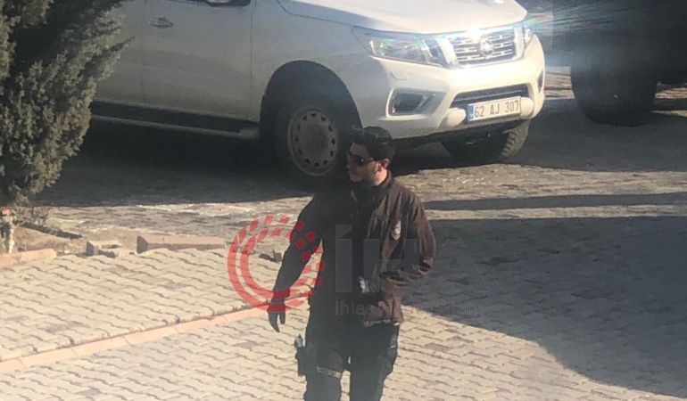mustafa-turkay-sonelin-sirlarla-dolu-silahli-ve-kamuflajli-fotografi-gun-yuzune-cikti-cmUqYJNS.jpg