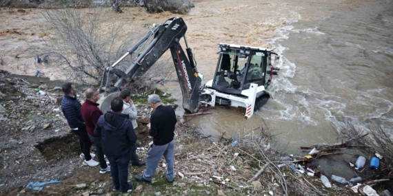 Mutki’deki Dereye Kapılan Kepçe Başarıyla Kurtarıldı
