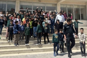 nusaybindeki-polis-ve-ogrenciler-arasinda-kalpleri-isitan-anlar-ncHM8j5n.jpg