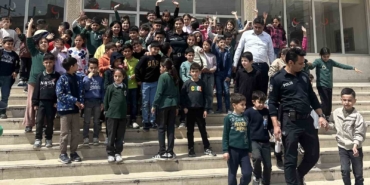 nusaybindeki-polis-ve-ogrenciler-arasinda-kalpleri-isitan-anlar-ncHM8j5n.jpg