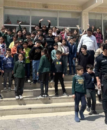 nusaybindeki-polis-ve-ogrenciler-arasinda-kalpleri-isitan-anlar-ncHM8j5n.jpg