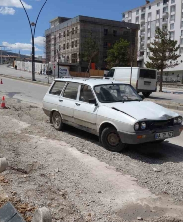 otomobil-ve-kamyonetin-carpismasi-1-kisi-yaralandi-ebzyf24V.jpg