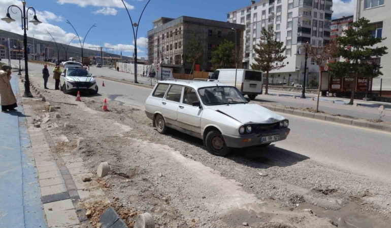 otomobil-ve-kamyonetin-carpismasi-1-kisi-yaralandi-ebzyf24V.jpg