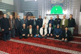 polisler-ihbar-uzerine-geldikleri-camide-surpriz-kutlama-ile-karsilasti-nP4vvw4V.jpg