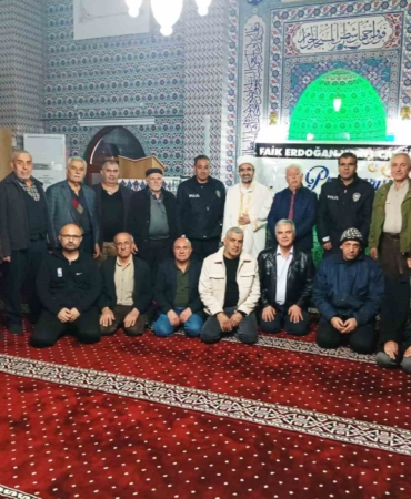 polisler-ihbar-uzerine-geldikleri-camide-surpriz-kutlama-ile-karsilasti-nP4vvw4V.jpg