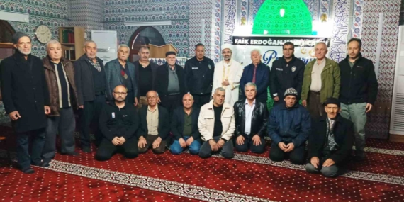 Polisler İhbar Üzerine Geldikleri Cami’de Sürpriz Kutlama ile Karşılaştı