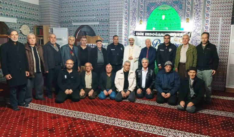 polisler-ihbar-uzerine-geldikleri-camide-surpriz-kutlama-ile-karsilasti-nP4vvw4V.jpg