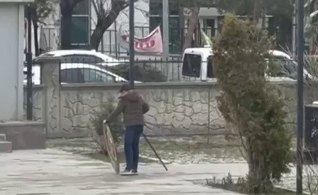 Rüzgârın Devirip Gençin Yerine Koyduğu Polis Çelengi