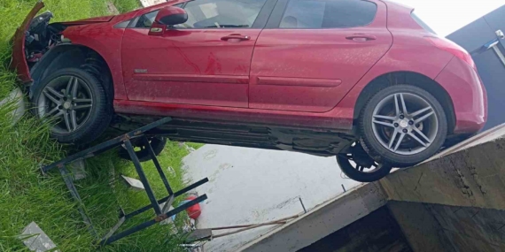 Şarampole Uçan Otomobil Dik Durdu: 1 Kişi Yaralandı