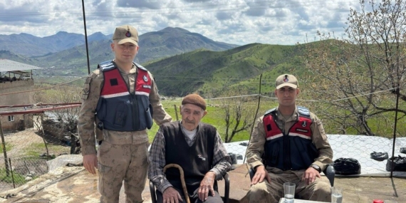 Sason’da Jandarma, Köy Okullarını Ziyaret Etti ve Yaşlılarla Buluştu
