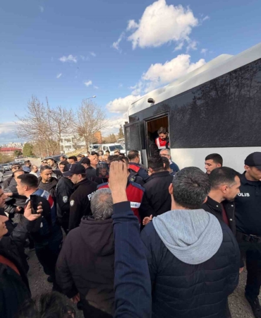 siirtte-annesinin-cenaze-torenine-katilan-fadil-akgunduz-ve-ekipler-arasindaki-tartisma-F6P19xGh.jpg