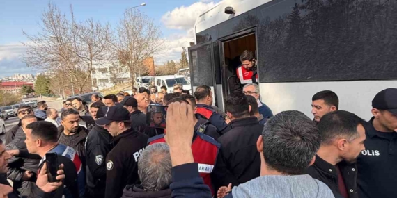 Siirt’te Annesinin Cenaze Törenine Katılan Fadıl Akgündüz ve Ekipler Arasındaki Tartışma