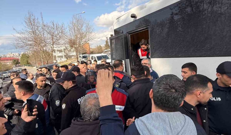 siirtte-annesinin-cenaze-torenine-katilan-fadil-akgunduz-ve-ekipler-arasindaki-tartisma-F6P19xGh.jpg